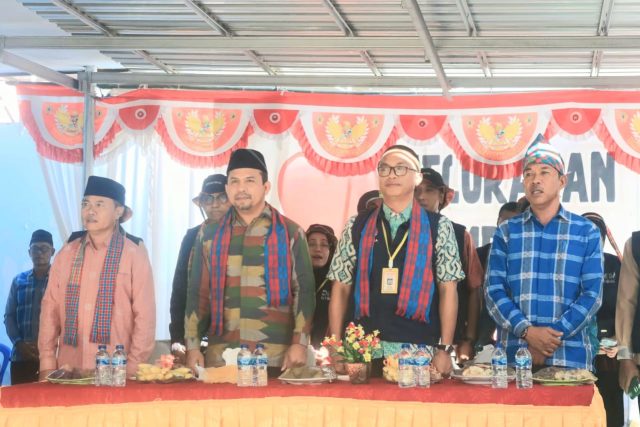 Bupati didampingi Sekda dan Ketua Panitia Lomba Desa/Kelurahan tingkat Provinsi NTB.