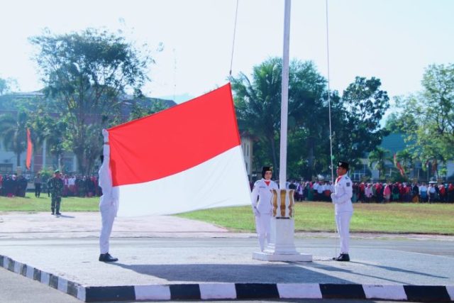 Paskibraka Kabupaten Dompu sedang mengibarkan Bendera Merah Putih pada upacara Hari Lahir Pancasila dan Hari Kebangkitan Nasional Tahun 2023. Paskibraka Kabupaten Dompu sedang mengibarkan Bendera Merah Putih pada upacara Hari Lahir Pancasila dan Hari Kebangkitan Nasional Tahun 2023.