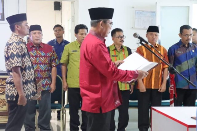 Wakil Bupati Dompu saat membacarakan sumpah dan janji 55 pejabat fungsional dan pengawas Lingkup Pemda Dompu. Wakil Bupati Dompu saat membacarakan sumpah dan janji 55 pejabat fungsional dan pengawas Lingkup Pemda Dompu.