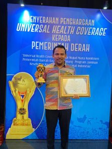 Bupati pamerkan Trofi dan Piagam UHC.