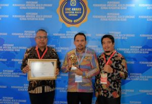 Usai menerima Trovi dan Piagam UHC, Bupati foto bersama Kepala Dinas Kesehatan dan Kepala BPJS Cabang Dompu.