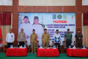 Bupati, Wakil Bupati, Ketua DPRD, dan perwkilan dari TNI/Polri serta Forkopimda berdiri menyanyikan lagu Indonesia Raya sebelum acara pelepasan CJH dan Kafilah STQ 2023.