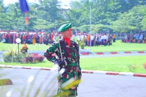 Dengan Sigap, Komandan Upacara HUT Dompu melaporkan ke Bupati bahwa Upacara Siap Dilaksanakan.