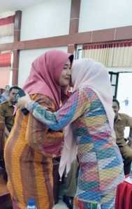 Keakraban Ketua GOW dan Bunda PAUD usai menyampaikan sambutannya.