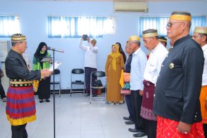 Wakil Bupati mengikuhkan Pengurus Majelis Adat dan Istiadat Dompu.