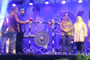 Bupati Dompu bersiap memukul Gong menandakan Dompu Expo 2024 resmi ditutup.