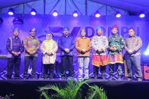Bupati, Wakil Bupati, Ketua DPRD, Kapolres, Dandim 1614, Kejari, Perwakilan Menteri Parekraf RI, Sekda foto bersama usai menutup secara resmi Dompu Expo 2024. 