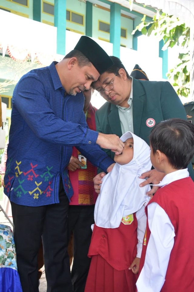 Bupati Dompu memberikan tetan cairan Polio kepada salah seorang siswi SDN 1 Dompu.