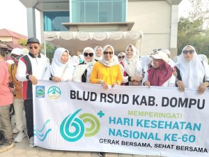 Pjs Bupati Dompu foto bersama tenaga kesehatan Dompu.