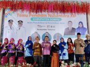 Bupati, Ketua DPRD dan Kepala Dikpora Dompu foto bersama pada kegiatan Temu Pendidik Nusantara (TPN) Ke-XII Tingkat Kabupaten Dompu tahun 2025 yang dilaksanakan di Gedung Paruga Samakai.